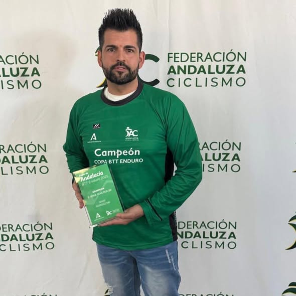 Sergio Rodríguez recibe el galardón de la Federación Andaluza de Ciclismo